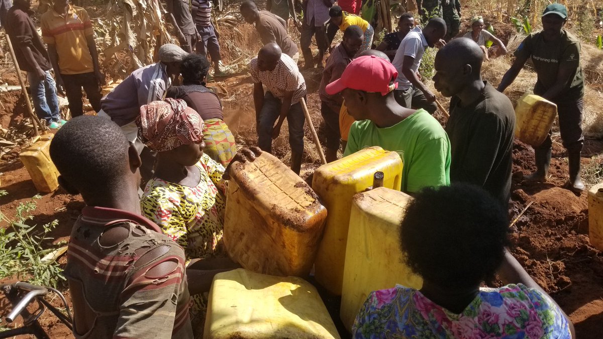 RwinkwavuS's tweet photo. Uyu munsi @RwinkwavuS umuganda rusange usoza ukwezi kwa8 mu tugari twose wibanze kubikorwa bya #HSI; #ISUKU rusannge; no kurwanya #ISURI.
@KayonzaDistrict 
@BoscoNyemazi https://t.co/fvE2NqoKl8