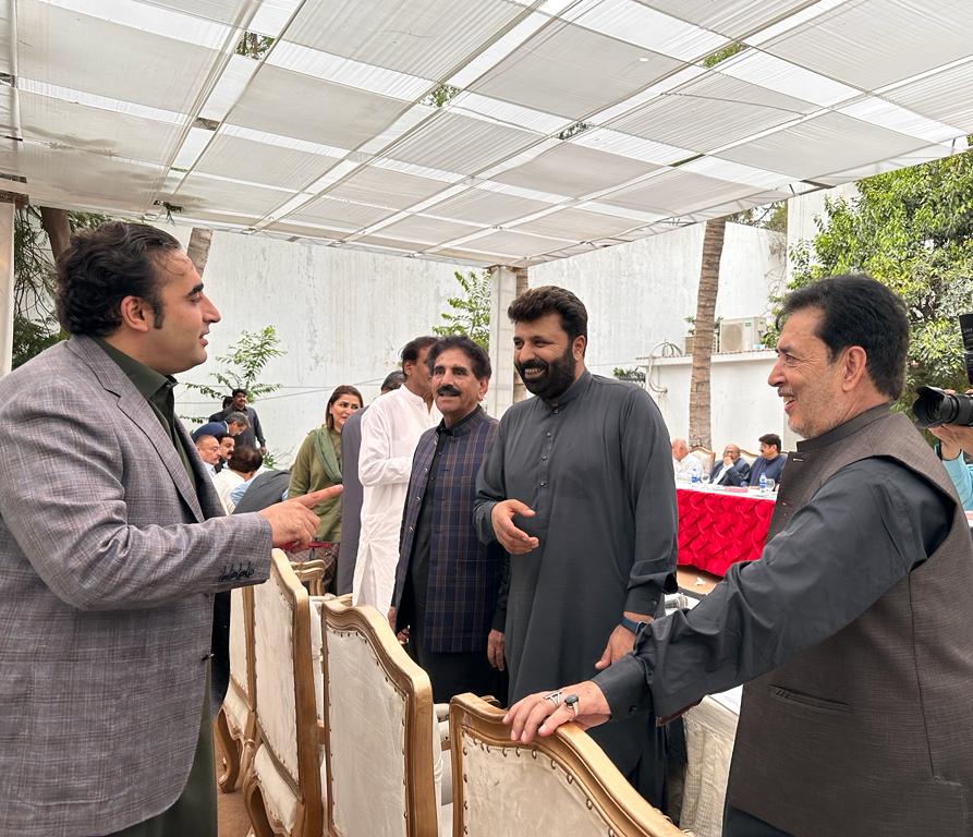 KhawajaMehdiJoo's tweet photo. کراچی: چیئرمین بلاول بھٹو زرداری سے سنٹرل ایگزیکٹو کمیٹی پاکستان پیپلز پارٹی کی میٹنگ کے دوران ملاقات ♥️ https://t.co/fUnYOw5ERE