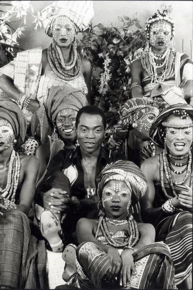Thread- Fela Kuti, l’homme qui a épousé 27 femmes le même jour

Il avait pour habitude de dire : « Un homme doit épouser plusieurs femmes parce qu’un homme a besoin de plusieurs femmes »

L’oubli est la ruse du diable !