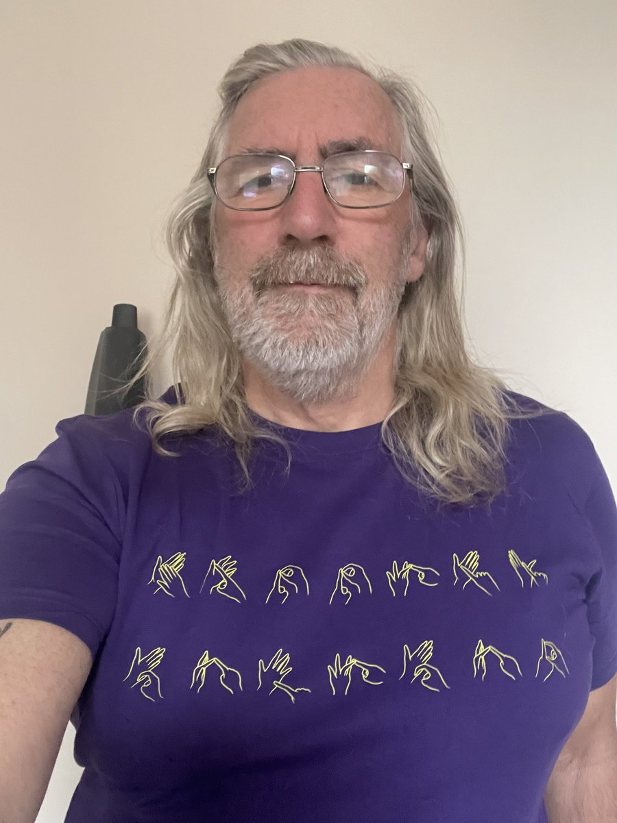 Loving my new t-shirt from 
@deafidentity 
What a great colour and the signing says it all. 🤟