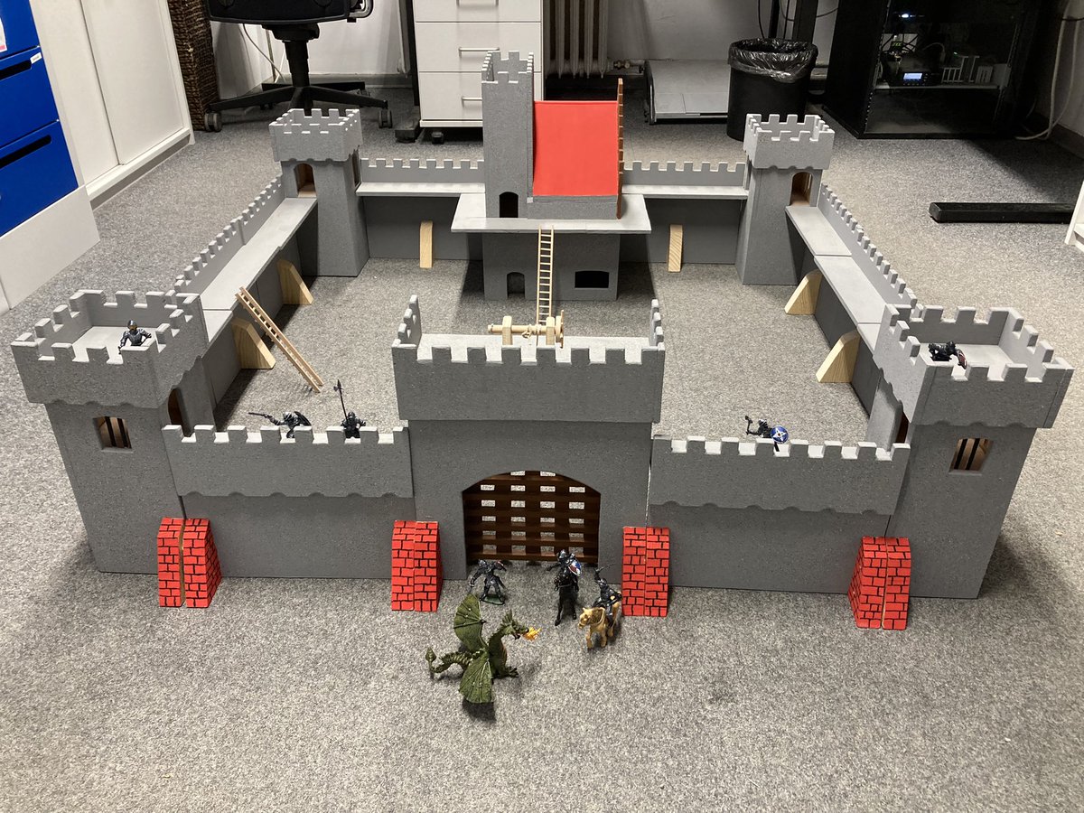 Diese schöne Ritterburg wurde von Jugendlichen in der Holzwerkstatt der Jugendarrestanstalt Berlin-Brandenburg angefertigt. Inzwischen wurde die Ritterburg an eine Kita in der Nachbarschaft der JAA in Berlin Lichtenrade vermittelt.