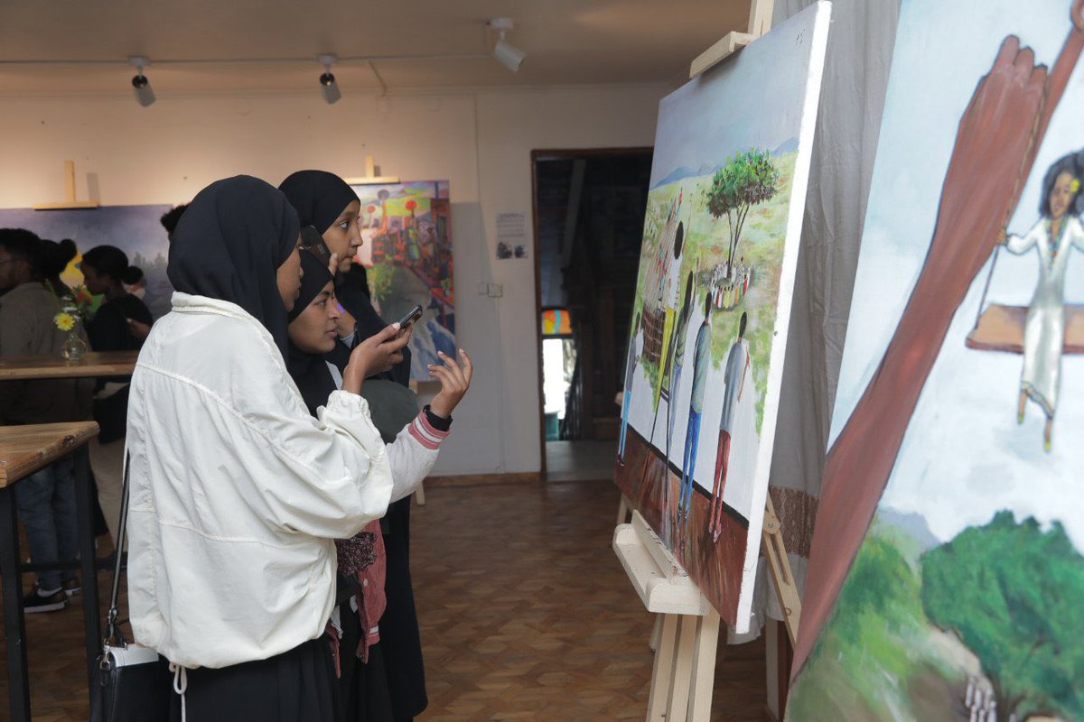 በአትሞስፌር የመጀመሪያውን ዝግጅታችንን  በማራኪ የስዕል ጋለሪ ጉብኝት በማድረግ ጀምረናል! 
We have kick-started our first session by immersing ourselves in the captivating gallery.

📍Atmosphere
#internationalyouthday #IYD2023 #EmpoweredGeneration #ብቁትውልድ