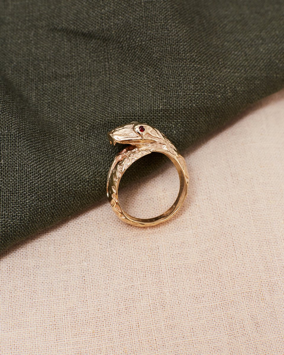 charles_fish's tweet image. Explore your wild side ✨ 🐯 🐣 with these animal-designed gold rings! Who said style can't be animalistic? 🤩 #animalring #goldring #prelovedjewellery #sustainablejewellery #everydaywear #ringcollector #ringsofinstagram #sustainablefashion #styleinspiration #swag