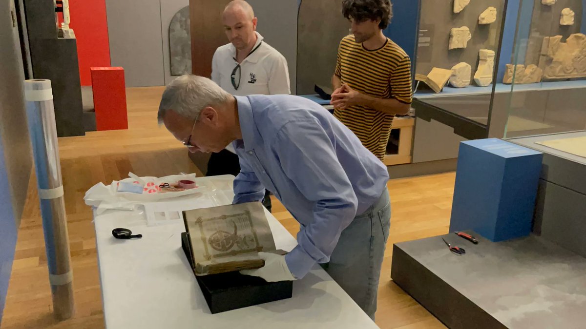 VilleDraguignan's tweet photo. Olivier, restaurateur, a eu la délicate charge de changer le feuillet du psautier.
Le feuillet 58 verso-59 recto présenté est désormais le feuillet 82 verso-83 recto
"Trésors du royaume de Lotharingie" à voir jusqu'au 8.10 au HDE
+d'infos sur https://t.co/0lqL27sW20 https://t.co/2QROSU0lT6