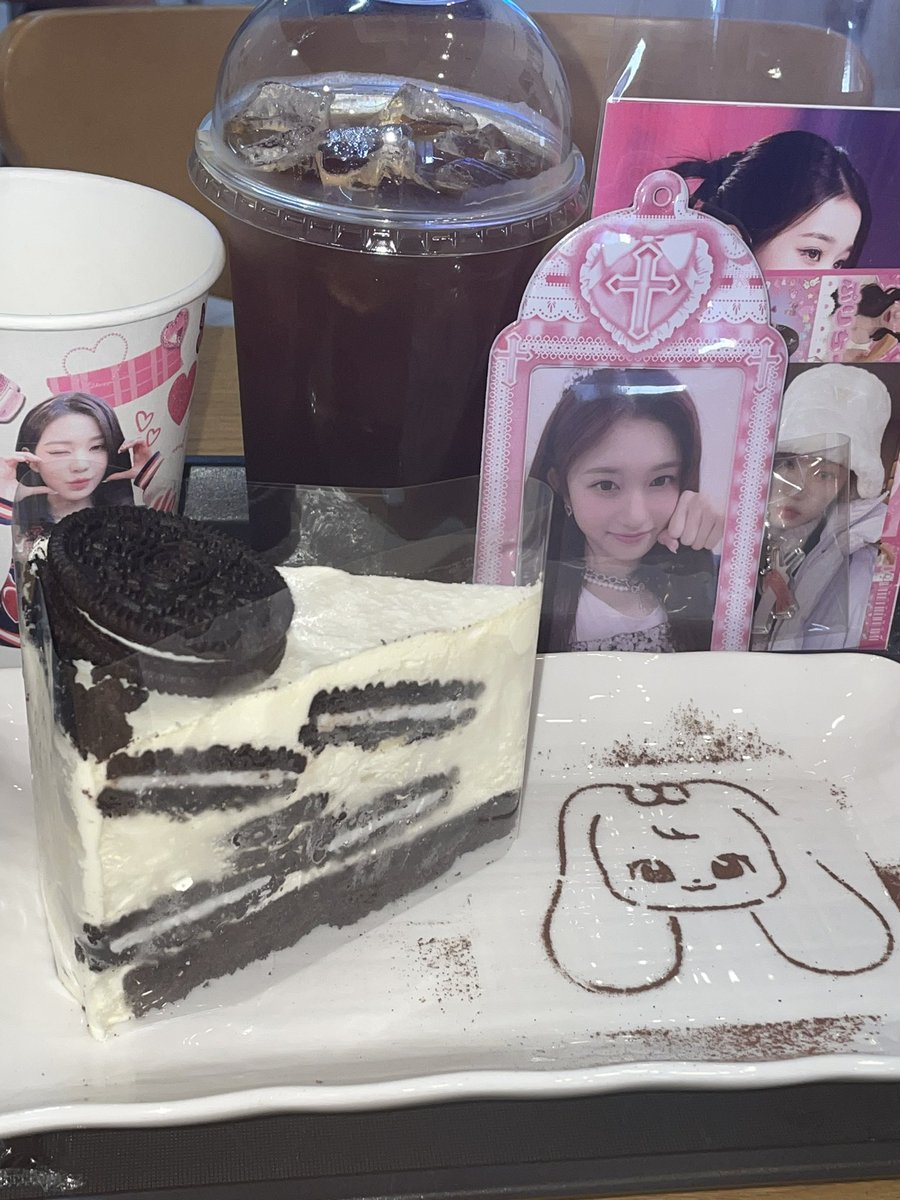 yeonseo1121's tweet photo. #Hello_Princess #안녕즈_공주님들_생일파티
얘두다 나 끝내주는 압놀을 하다 왔다. 

특전도 전시도 너무 예뽔던 카페!! 주최 해 주셔서 감사합니다 ♡ https://t.co/K8jqGltFq7