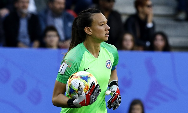 Erafutbolfem's tweet photo. 🎙️ TIANE ENDLER habló en @biobio en defensa de su excompañera y amiga, @Jennihermoso:

🗣️"Si tiene ese comportamiento en público, no me quiero imaginar lo que puede hacer detrás de cámaras, Es que él no ve el problema: pide perdón de forma forzada y no reconoce su error"

🗣️"Me parece inaceptable y bochornoso lo que ocurrió. Mientras más habla Rubiales, pero queda, no puedo entender que haya gente que defienda su comportamiento y no vea el problema. No sé bien cómo funcionan las cosas en España, pero es inadmisible que una persona así trabaje ahí"

🗣️"Jenni no lo está pasando bien. Es una situación de la que nadie debería preocuparse después de ganar un Mundial ni una situación que a ninguna mujer le gustaría vivir"

🗣️"Este tipo de gestos no hacen retroceder al fútbol femenino, al contrario, dejan muy mal parados a las personas poderosas para que puedan hacer lo que quieran sin tener consecuencia"