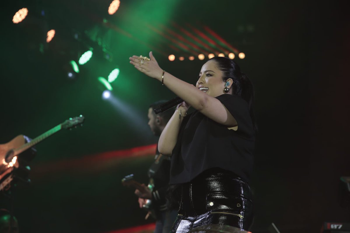BahiaFM88's tweet photo. @marifernandez Deu um show de simpatia e encantou a galera do #FIB23 ! 🤩
Sintoniza na 88.7 ou acompanhe em https://t.co/r8WZu0JMnp estamos transmitindo ao vivo.
#bahiafm #FIB23 https://t.co/fy4dolE4WY