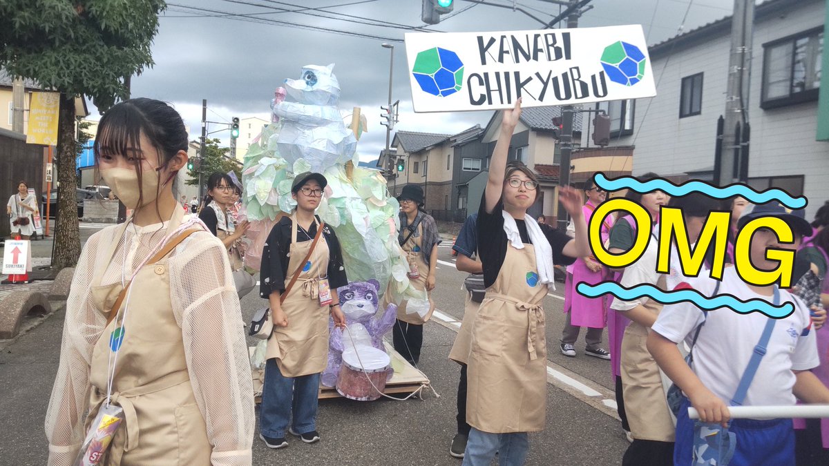 chikyubu_knb's tweet photo. スキヤキパレードは、ギリギリで雨が降ってしまいましたが☔☔
私たちのたぬき行灯は、防水仕様なのでなんとか耐えました✌️✌️✌️🥳
音楽に合わせて楽器を演奏するのも子供たちと一緒に楽しめました🎶 https://t.co/WOHZCIrAqu