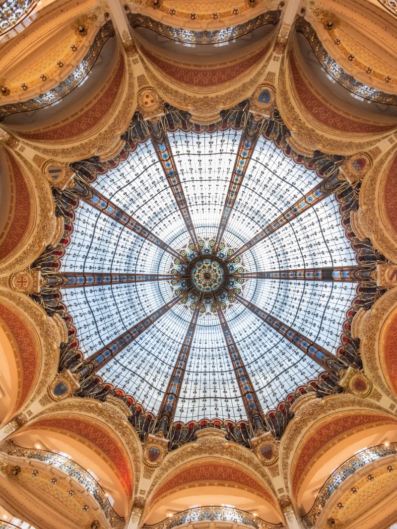 Galerías La Fayette son unos grandes almacenes de París. Construidos en 1894, en estilo modernista, por los arquitectos Georges Chedanne, Louis Majorelle y Pierre Patout. Fueron inaugurados en 1895. 

Su cúpula de Cristal es una proeza arquitectónica realizada por Ferdinand