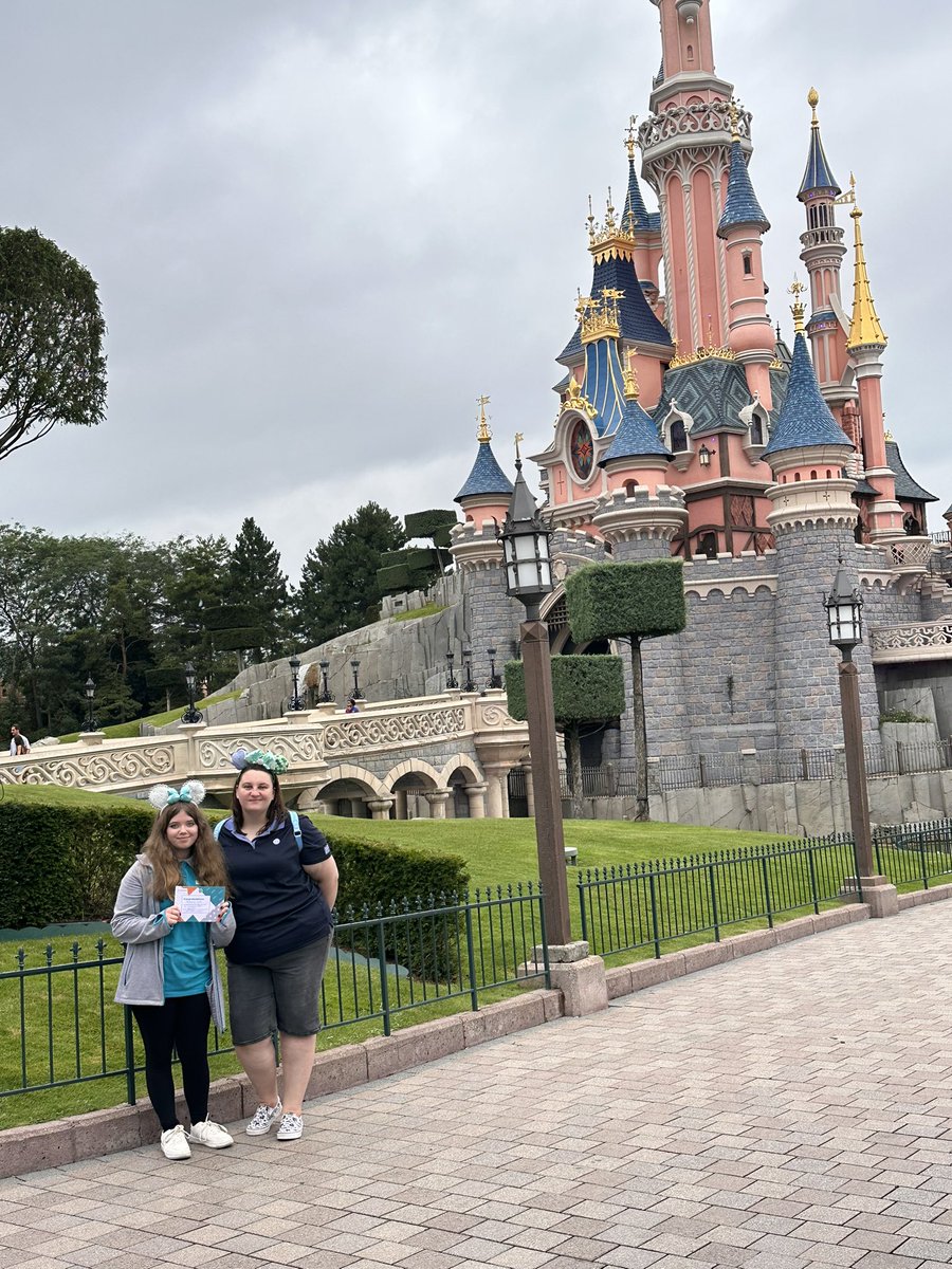 Congratulations to Hollymay who took her Rangers promise at Sleeping Beauty’s castle in Disneyland Paris yesterday! 💚 <a href="/Girlguiding/">Girlguiding</a> <a href="/GirlguidingMids/">Girlguiding Midlands</a> <a href="/GirlguidingWM/">Girlguiding W.Mercia</a>