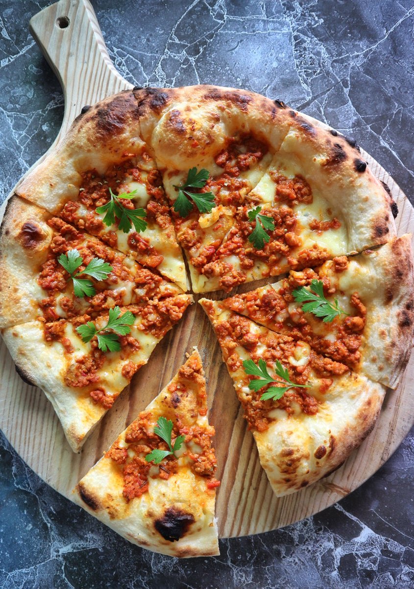 Unbacio_pizza's tweet photo. 🍕🔥wood fire oven give our Pizza a smoky aroma that can not be obtainable in a gas/electric oven. This aroma does not only impact the taste but it also creates a whole atmosphere.#woodfiredpizza #pizzalover #pizza https://t.co/yyAopwyrNg