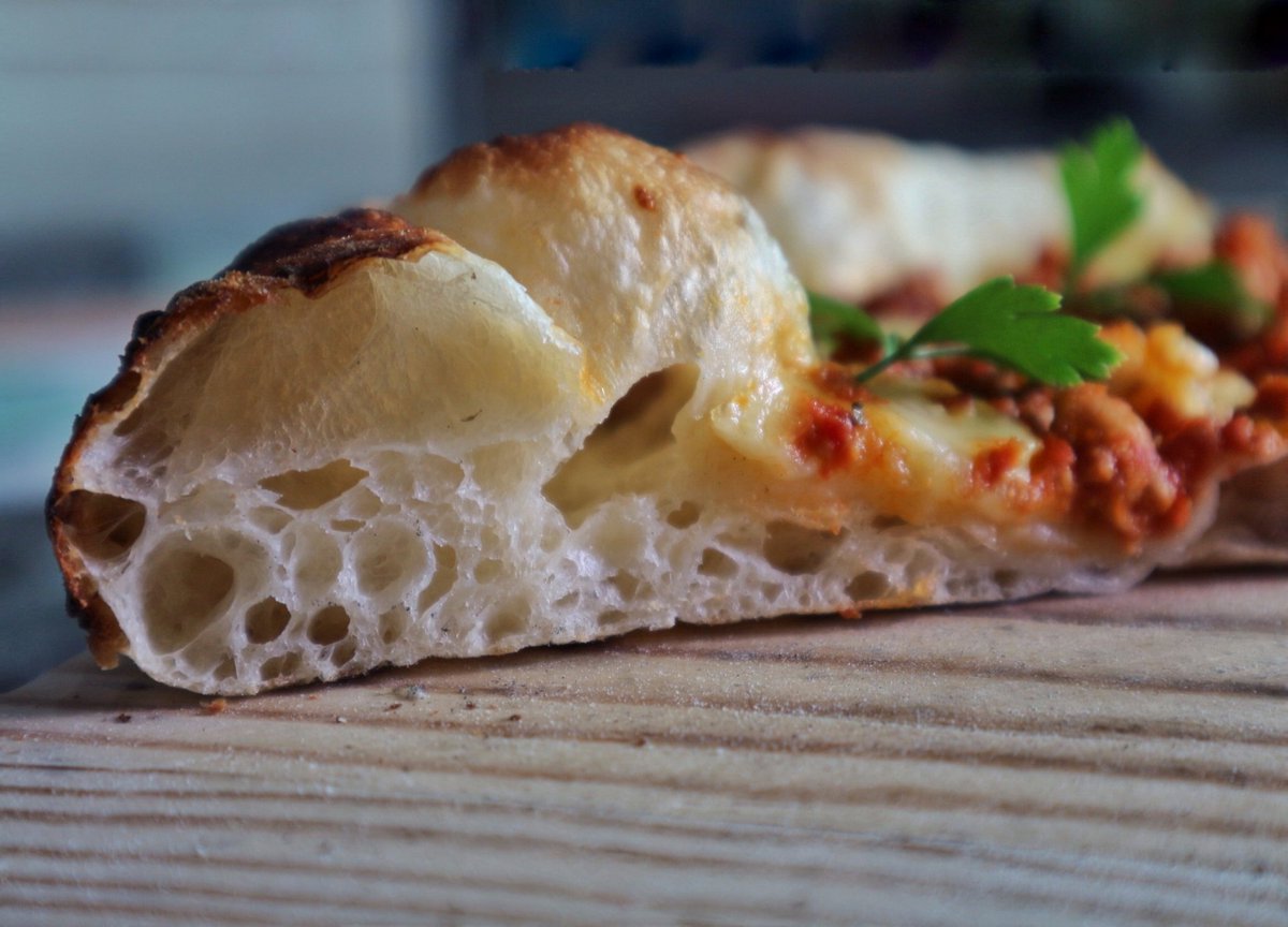 🍕🔥wood fire oven give our Pizza a smoky aroma that can not be obtainable in a gas/electric oven. This aroma does not only impact the taste but it also creates a whole atmosphere.#woodfiredpizza #pizzalover #pizza