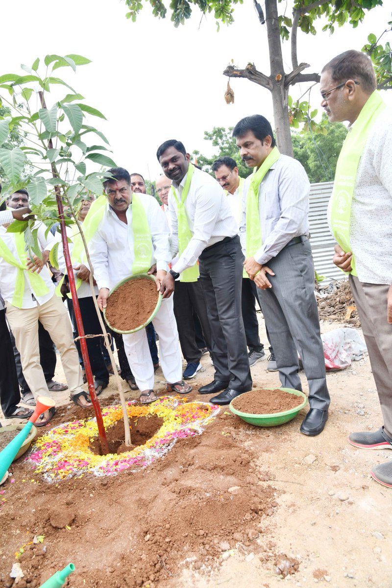 CommissionrGHMC's tweet image. 🌳🌿 #HarithaHaram
           #GreenTelangana 🌍

   As part of the Haritha Haram program, there's a massive effort to plant one crore trees in Telangana. @GHMCOnline is planting 1.30 lakh trees in all zones today across the city.  Planting 🌱 along with Hon' ble Musheerabad MLA
