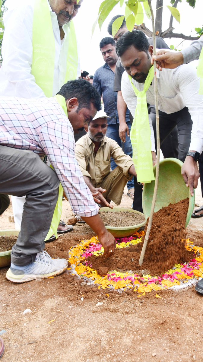 CommissionrGHMC's tweet image. 🌳🌿 #HarithaHaram
           #GreenTelangana 🌍

   As part of the Haritha Haram program, there's a massive effort to plant one crore trees in Telangana. @GHMCOnline is planting 1.30 lakh trees in all zones today across the city.  Planting 🌱 along with Hon' ble Musheerabad MLA
