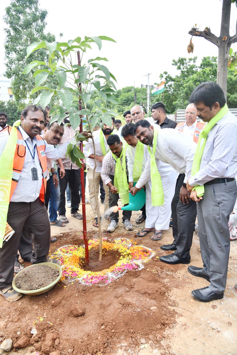 CommissionrGHMC's tweet image. 🌳🌿 #HarithaHaram
           #GreenTelangana 🌍

   As part of the Haritha Haram program, there's a massive effort to plant one crore trees in Telangana. @GHMCOnline is planting 1.30 lakh trees in all zones today across the city.  Planting 🌱 along with Hon' ble Musheerabad MLA