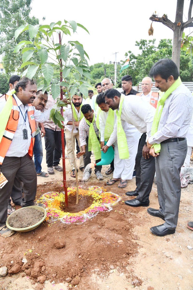 CommissionrGHMC's tweet image. 🌳🌿 #HarithaHaram
           #GreenTelangana 🌍

   As part of the Haritha Haram program, there's a massive effort to plant one crore trees in Telangana. @GHMCOnline is planting 1.30 lakh trees in all zones today across the city.  Planting 🌱 along with Hon' ble Musheerabad MLA