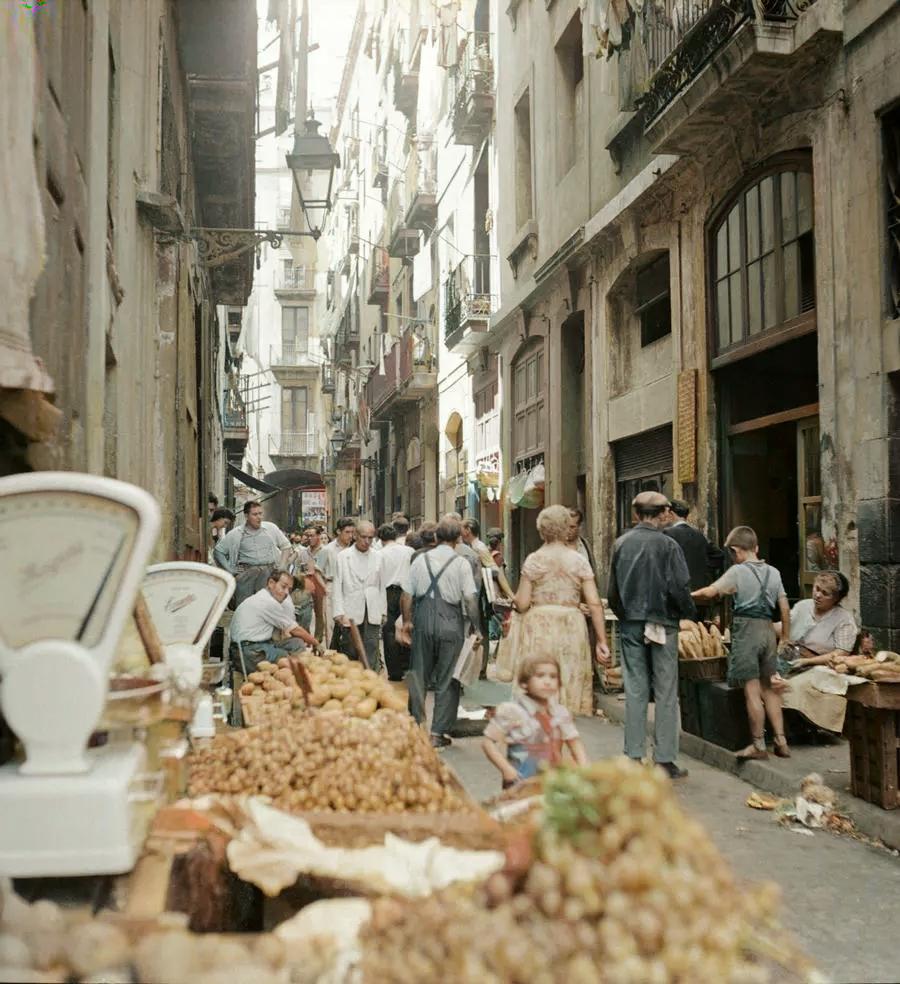 Catalunya Color (@catalunyacolor) on Twitter photo El Raval de Barcelona, el 1953. 
📸F. Català-Roca. El Raval de Barcelona, el 1953. 
📸F. Català-Roca.