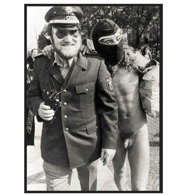 RadicalPast's tweet photo. 26.08.81, Berlin: Der #TuWat Kongress beginnt. Das von den Behörden befürchtete Chaos blieb übrigens weitgehend aus, aber einige Cops fanden sich dennoch in sehr unangenehmen Situationen wieder. https://t.co/UGu8jZopc4 https://t.co/JqzFhYENzj
