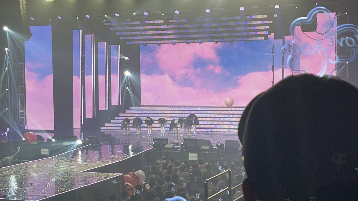 oz_with_fromis's tweet photo. ์๋ ์๋ถ์ง๊ฐ ๋ธ๋ค ์ฃผ์๊ธฐ๋ก ํ๋๋ฐ ์๋ถ์ง๊ฐ ์ฝ๋ก๋์ ๊ฑธ๋ฆฌ์ ๊ฑฐ์์ใ
๊ทธ๋์ ๋ชป๊ฐ๋ ์ถ์๋๋ฐ ์น๊ตฌ๋ค์ด ๊ธฐ์ฐจํ ๊ตฌํด์ค์ ๊ฐ์ ์์์ด์. ๊ทธ๋ ์ง์ง ๋๋ฌด ์ฐ์ธํด์ ์์ฒญ ์ธ์๋๋ฐ ์ฐ์ฌ๊ณก์ ๋์ ๊ฐ๊ฒ ๋์ด์ ๋ ์ฌ๋ฏธ์๊ฒ ๋์๋ ๊ธฐ์ต์ด ์๋ค์ #fromis_9 #์ฒซ์ฝ์ํธ #์์คํ๋์๊ธฐ์ต #TimetoRewind https://t.co/eu2XzECppO