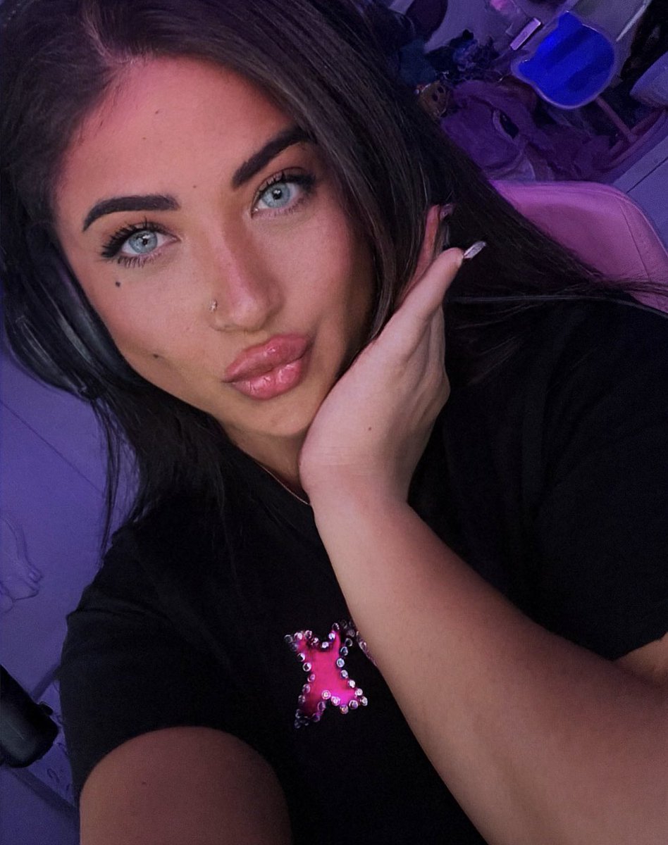 Selena🤍 tweet media