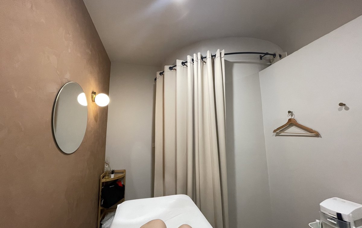 วงการเลเซอร์ขนอะ belle tokyo ควรแมสนะ คือเป็นตัวอย่างของการซื้อบริการที่ได้บริการแบบคุ้มค่าจริงๆอะ ตั้งแต่บรรยากาศร้าน พนักงาน บริการโคตรเริ่ด ใส่ใจเล็กๆน้อย มีห้องอาบน้ำ มีหนังยางมัดผม น้ำยาล้างจุดซ่อนเร้น ที่ไม่ใช่แบบผสมน้ำเปล่าอะแก ที่คลุมผม ตะกร้าใส่ของ/ใส่เสื้อผ้า