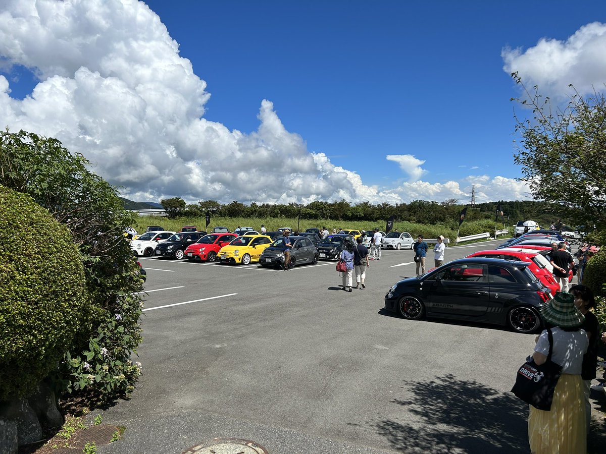 Nut19S's tweet photo. 2年連続2回目@ ターンパイク箱根
ABARTH 500eを見た。
コーヒーは飲み忘れた。
#abarth_coffee2023 https://t.co/sCbNM02xmt