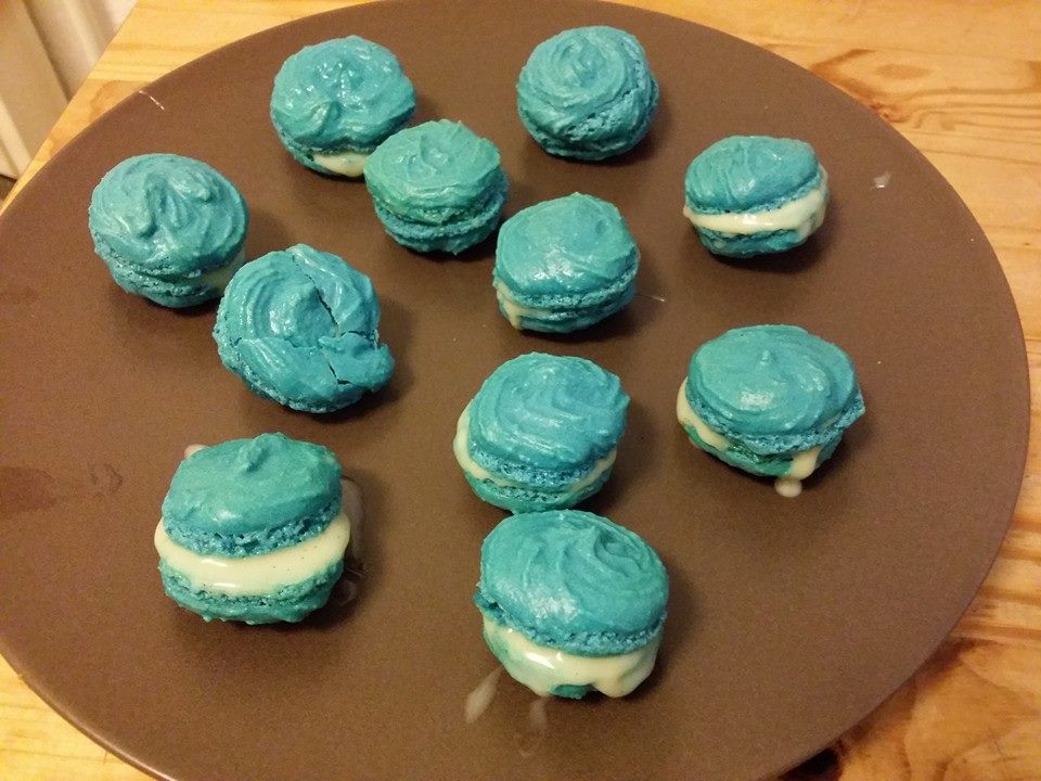 NaikeLeNormand's tweet photo. Meine ersten, wunderhübschen Macarons! 🤭
(Bitte keine Fragen nach der Füllung, es ist noch früh am Tag!)
#Backkunst #hohe #französische https://t.co/x5w4bKKpMu