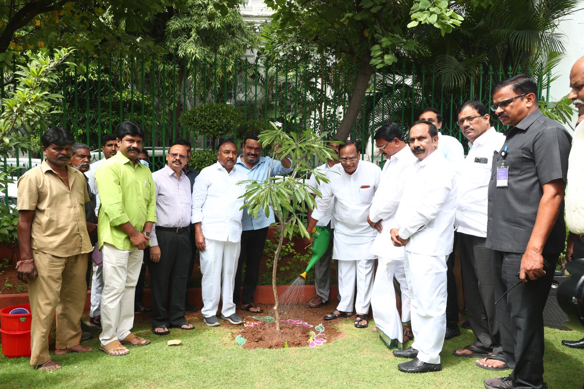 Gutha_Sukender's tweet image. స్వాతంత్ర్య భారత వజ్రోత్సవలు ముగింపు సందర్భంగా కోటి వృక్షార్చన  కార్యక్రమంలో భాగంగా నేడు  #తెలంగాణ శాసన సభ ఆవరణలో  మొక్కలు నాటడం జరిగింది.

#75yearsofindependence #plantatree #telanganalegislativeassembly #TelanganaCMO #Telangana #BRSParty 

@brsparty 
@telanganacmo
