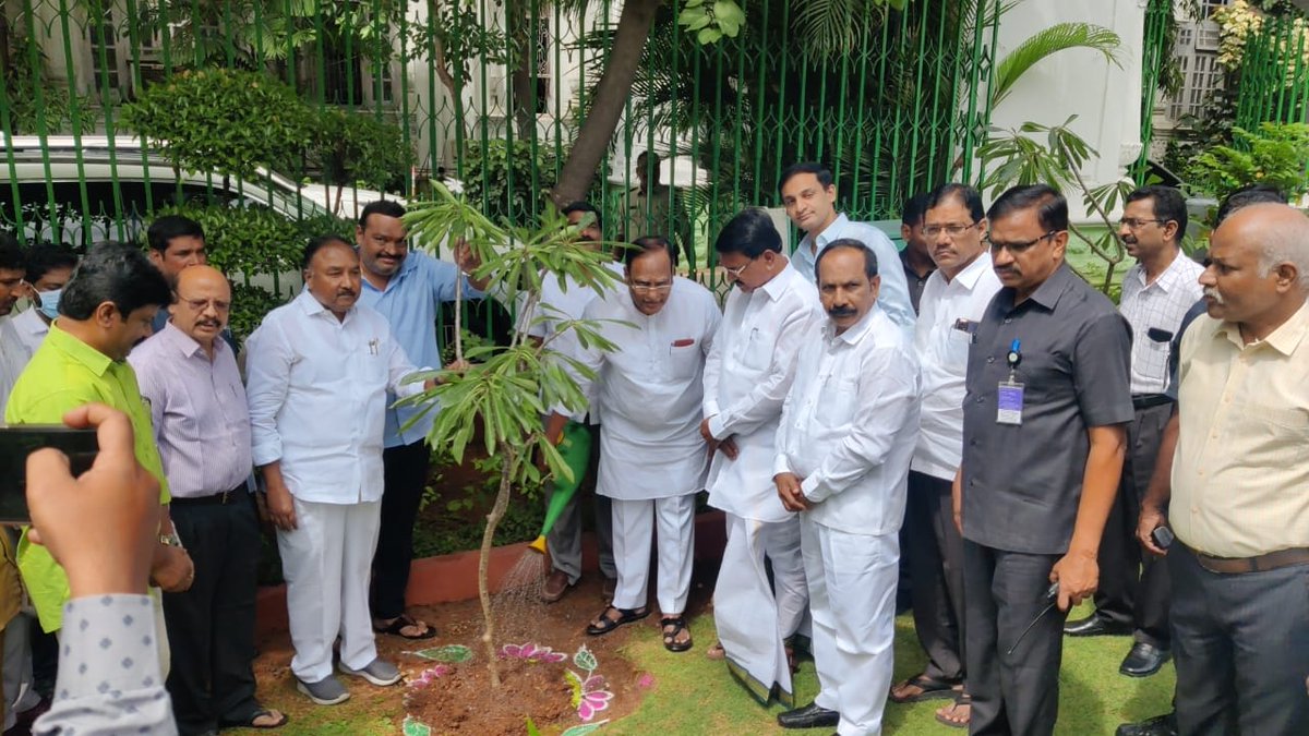 Gutha_Sukender's tweet image. స్వాతంత్ర్య భారత వజ్రోత్సవలు ముగింపు సందర్భంగా కోటి వృక్షార్చన  కార్యక్రమంలో భాగంగా నేడు  #తెలంగాణ శాసన సభ ఆవరణలో  మొక్కలు నాటడం జరిగింది.

#75yearsofindependence #plantatree #telanganalegislativeassembly #TelanganaCMO #Telangana #BRSParty 

@brsparty 
@telanganacmo