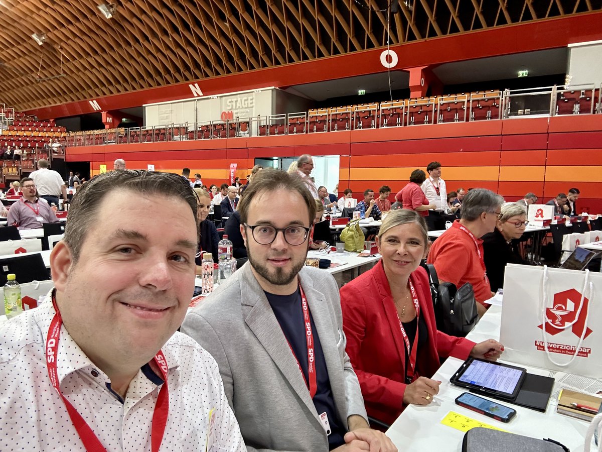 JensMatheuszik's tweet photo. Im Plenum des Landesparteitags der #NRWSPD. Neben mir sitzt unser Landtagsabgeordneter @Ba_Hartmann @bastian_hartmann für u.a. das #Bochum​er Ehrenfeld #boEhrenfeld, neben ihm seine Landtagskollegin @BuscheAndrea für den Norden, Osten und Teile von Bochum-Mitte #boMitte. https://t.co/LH6wRpAHQ8