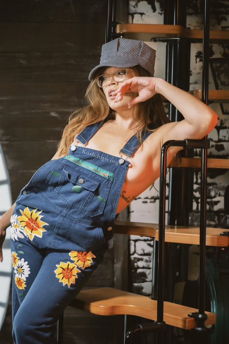 Choo choo in that ass🚂 https://t.co/HMqyuTKb81 . 📸: @PhotoBangBang https://t.co/AgkYJeDl8O<a href="/tag/mvsales"class="tags"><span>#mvsales</span></a>