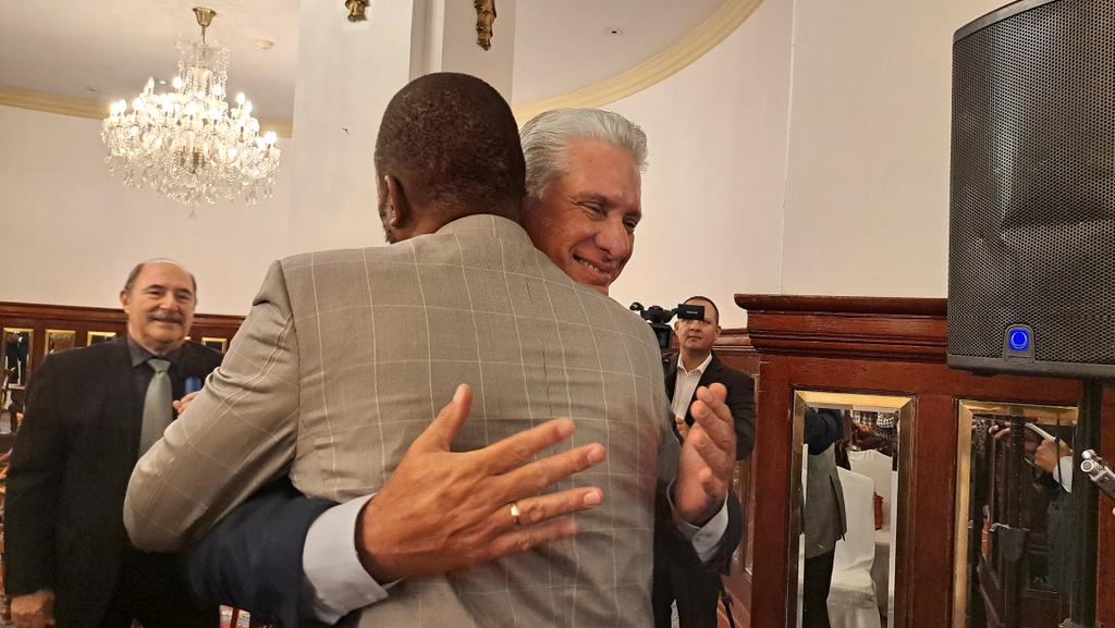 AnayansiRCamejo's tweet photo. El abrazo desde el ❤️ al hijo y hermanas del padre de la independencia de #Mozambique, Zamora Machel, presentes en encuentro de amistad y solidaridad con #Cuba. Su legado y el de #Fidel en las nuevas generaciones de mozambicanos y cubanos.

#DíazCanelEnÁfrica 🇲🇿🤝🇨🇺 https://t.co/0B7SNXB8Yv