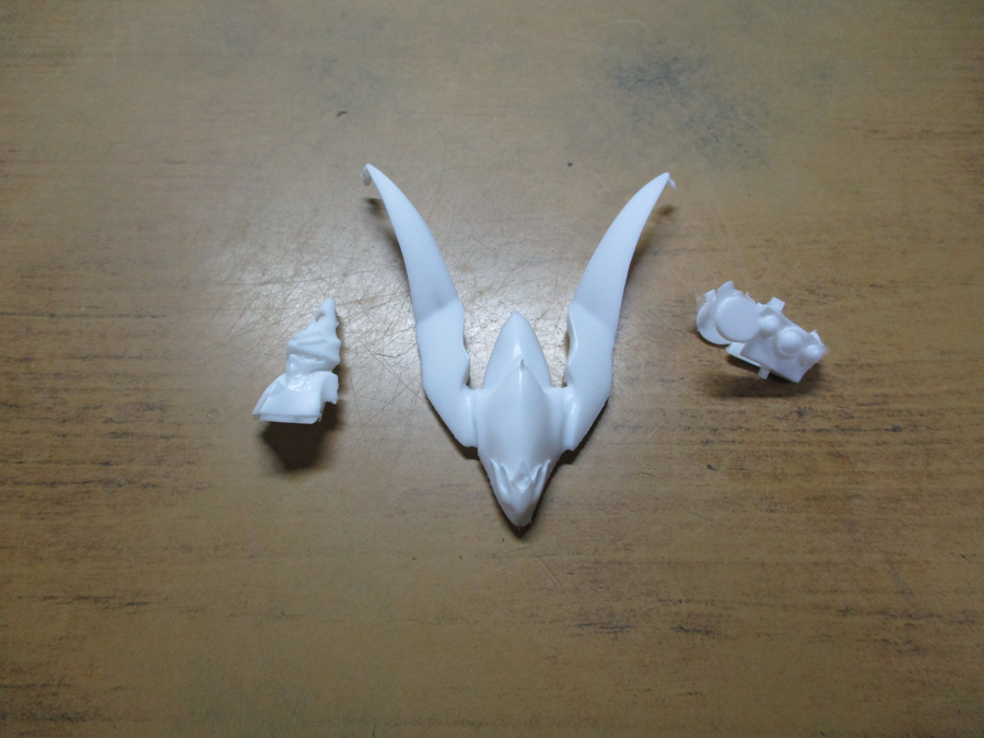 HajimeTk's tweet photo. 本日の作業は昨日に引き続きテスト型の製作。反対側のシリコンが固まったので、早速脱型してテスト成形。よしよし問題なし。クリア以外の内装する着色部分のディテールが全部揃った状態の形状です。期せずして20数年前に最初に作った原型の形状に戻ったわけです。一周して戻ってきたのが面白い。 https://t.co/XLXgFauw5g