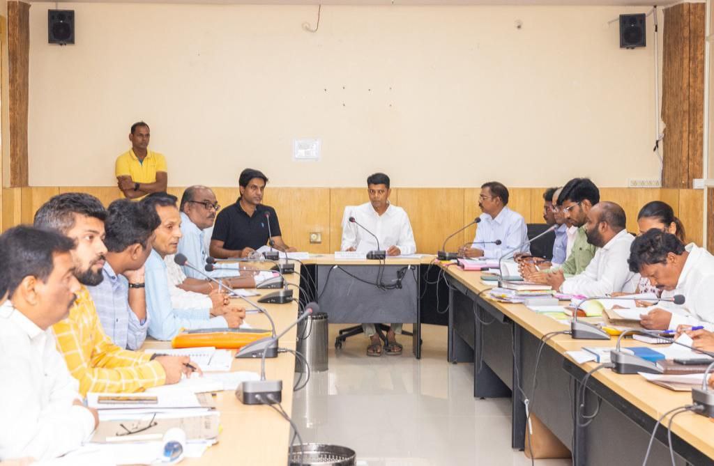 MoSarkar5T's tweet photo. Secy reviewed progress on #BijuExpressway survey work. He discussed the 4-lane bypass road in Paralakhemundi & directed officials to expedite land acquisition process. Secy reviewed Chheligada Irrigation project with special focus on periphery development of affected villages. https://t.co/FXb7NIvbpi
