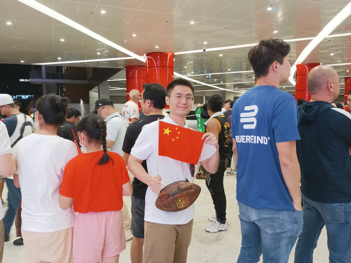 LOOK: Chinese fans arrived early to watch the basketball showdown between China and Serbia in the 2023 FIBA World Cup here at the Smart Araneta Coliseum in Cubao, Quezon City. #FIBAWorldCup2023 @mbsportsonline @manilabulletin