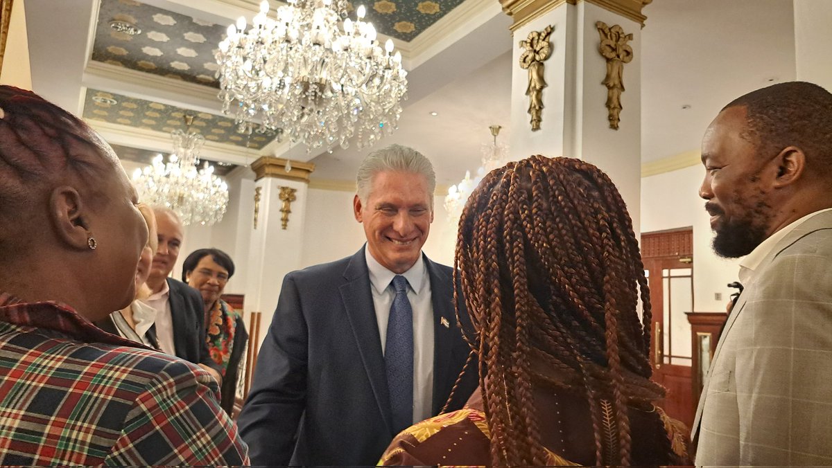 El abrazo desde el ❤️ al hijo y hermanas del padre de la independencia de #Mozambique, Zamora Machel, presentes en encuentro de amistad y solidaridad con #Cuba. Su legado y el de #Fidel en las nuevas generaciones de mozambicanos y cubanos.

#DíazCanelEnÁfrica 🇲🇿🤝🇨🇺