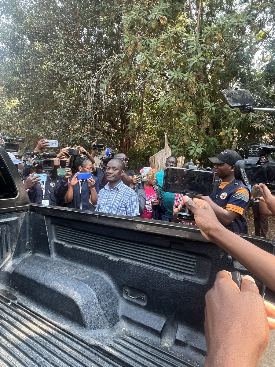 PedzisaiRuhanya's tweet photo. Unidentified security agent attempting to disrupt @CCCZimbabwe press conference. A number of unidentified agents tried to wrestle Promise Mkwananzi. This is at Sapes Trust. People say it's likely FAZ members https://t.co/dSc9QpWNng