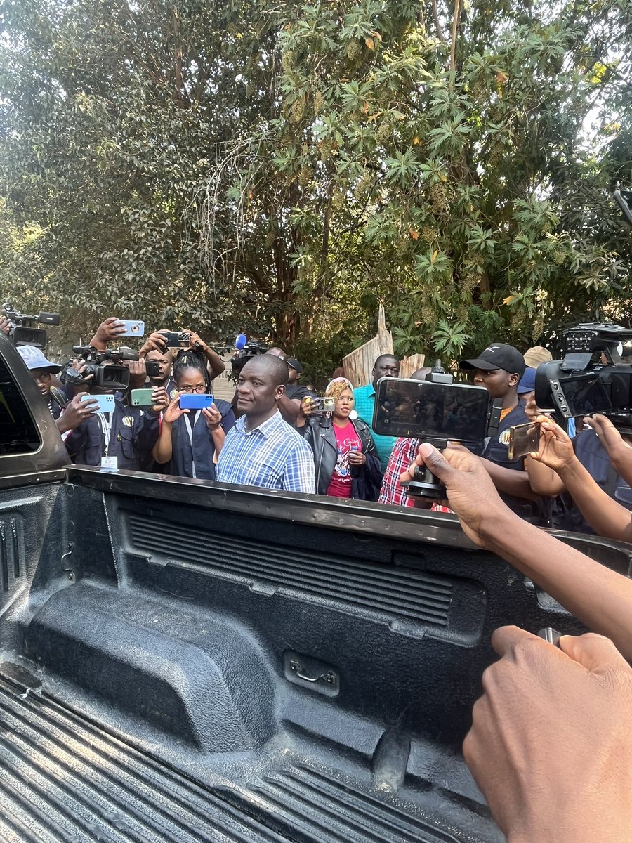 PedzisaiRuhanya's tweet photo. Unidentified security agent attempting to disrupt @CCCZimbabwe press conference. A number of unidentified agents tried to wrestle Promise Mkwananzi. This is at Sapes Trust. People say it's likely FAZ members https://t.co/dSc9QpWNng