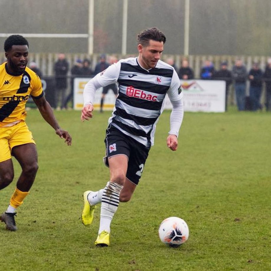 ilkestontown_fc's tweet photo. ✍️ 𝗛𝗢𝗪𝗘 𝗦𝗜𝗚𝗡𝗦
We are delighted to announce the signing of Declan Howe.

The former Cleethorpes Town and Darlington striker is available for today’s match at Bradford Park Avenue.

Welcome to the Robins, Declan 👊

#OneTownOneClub https://t.co/1ApTgnuwx5
