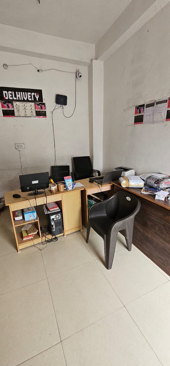 UppalTanuj's tweet photo. My Docket number - 2827731756523 has been delivered to Udaipur but on thursday and till today nobody is responding to calls or messages. I visited the office for 2 days but find nobody.  This is really awful from #delhivery #fraud https://t.co/8LPawLhulS
