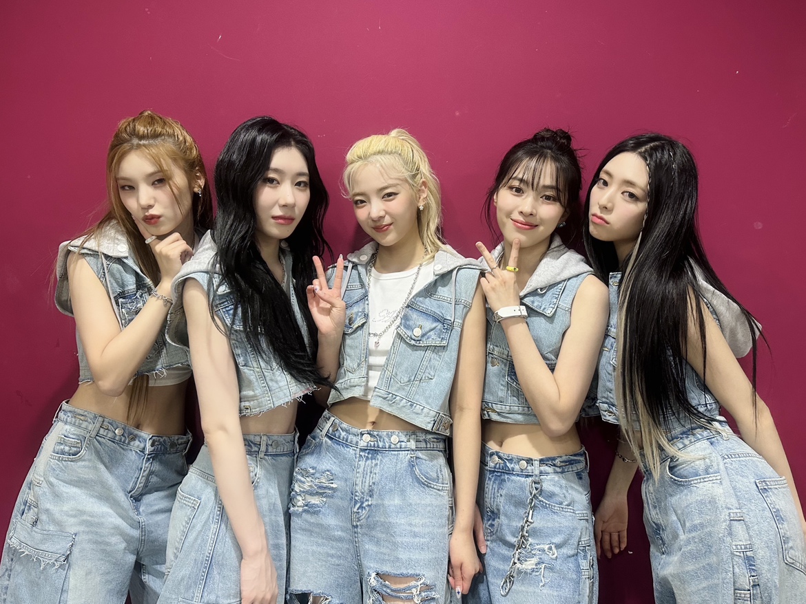 ITZYofficial's tweet photo. [ #음악중심 ]
청량 가득했던 오늘의 CAKE 🤍💙
ITZY와 함께 이번 주말도 shake it shake🎵

🎬 ITZY - CAKE
https://t.co/wWuHlJYr9r

🍰 M/V https://t.co/nJngMChlY8
🎧 CAKE https://t.co/IWR9ylTWEB
🥊 ALBUM https://t.co/ozxVa0uLWq

#ITZY #MIDZY @ITZYofficial
#ITZY_KILLMYDOUBT
#ITZY_CAKE https://t.co/qOa49eY5Ba