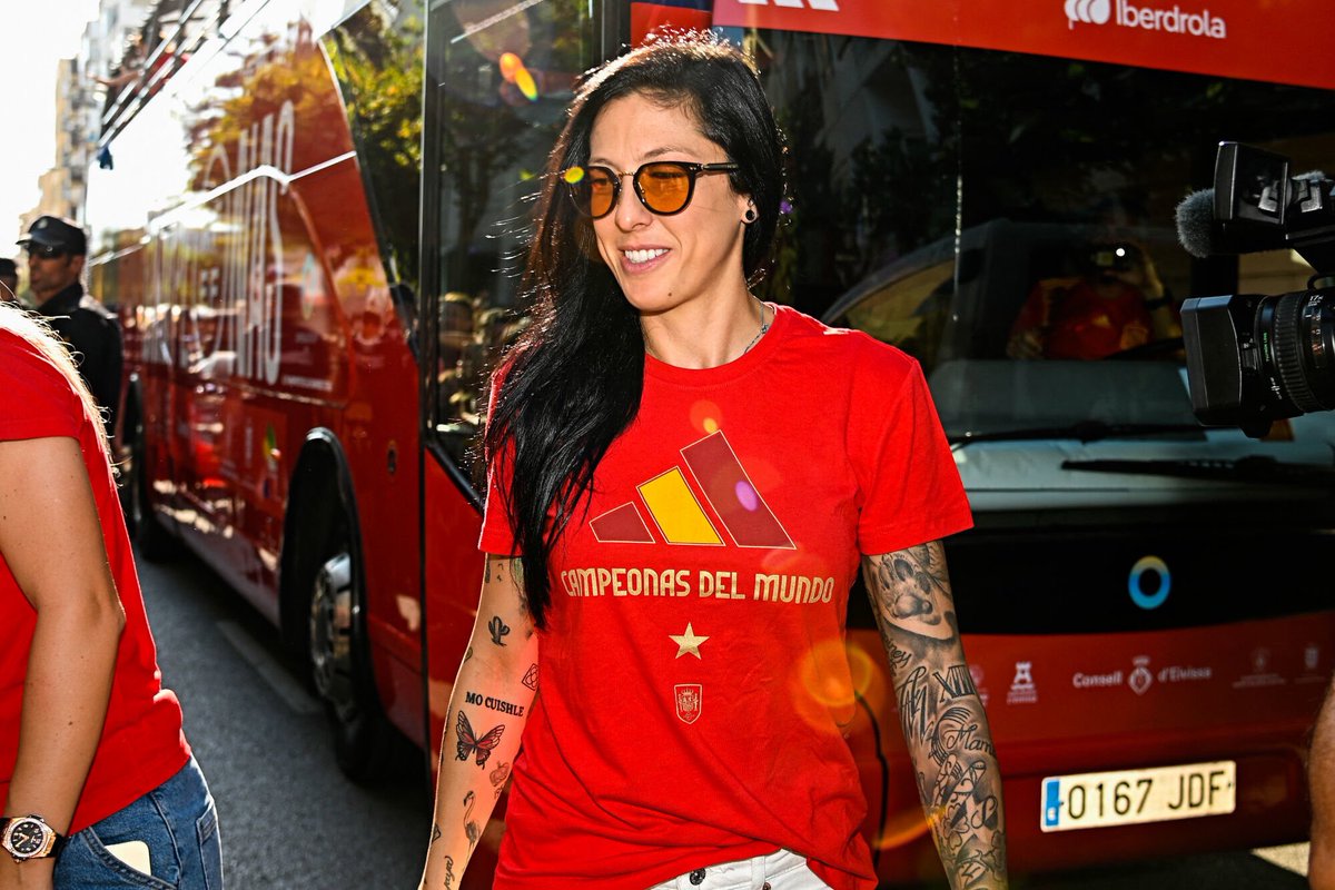 ActuFoot_'s tweet photo. 🚨 La Fédération espagnole a publié un communiqué, avec photos à l’appui, 𝗽𝗼𝘂𝗿 "𝗽𝗿𝗼𝘂𝘃𝗲𝗿" 𝗾𝘂𝗲 𝗹𝗲 𝗯𝗮𝗶𝘀𝗲𝗿 𝗱𝗲 𝗟𝘂𝗶𝘀 𝗥𝘂𝗯𝗶𝗮𝗹𝗲𝘀 𝗮̀ 𝗝𝗲𝗻𝗻𝗶 𝗛𝗲𝗿𝗺𝗼𝘀𝗼 𝗻’𝗲́𝘁𝗮𝗶𝘁 𝗽𝗮𝘀 𝗳𝗼𝗿���𝗲́. 😳

« Les pieds de M. le Président sont ostensiblement soulevés du sol à la suite de l’action de la joueuse. 𝗟𝗲𝘀 𝗽𝗿𝗲𝘂𝘃𝗲𝘀 𝘀𝗼𝗻𝘁 𝗰𝗼𝗻𝗰𝗹𝘂𝗮𝗻𝘁𝗲𝘀. 𝗠𝗼𝗻𝘀𝗶𝗲𝘂𝗿 𝗹𝗲 𝗽𝗿𝗲́𝘀𝗶𝗱𝗲𝗻𝘁 𝗻’𝗮 𝗽𝗮𝘀 𝗺𝗲𝗻𝘁𝗶 », peut-on lire.