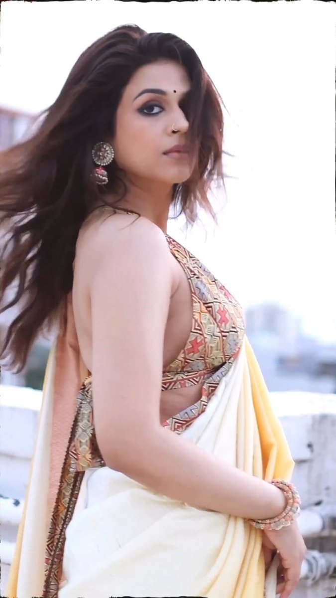Her best look ever @shraddhadas43 ❤🔥Saree + Nose pin + Jhumka + Loose hair.. Omg deadly combo shraddha😍😍