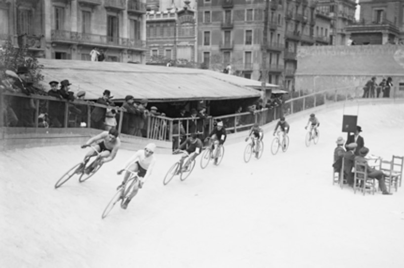 Avui, per segona vegada a la historia, <a href="/lavuelta/">La Vuelta</a> començarà a Barcelona, una ciutat amb una més que centenaria tradició ciclista com s'explica al numero 14 del Aula d'Historia del <a href="/CeoSamaranch/">CEO Samaranch</a> de la #FundacioBarcelonaOlimpica Hi pots accedir a fundaciobarcelonaolimpica.es/wp-content/upl…