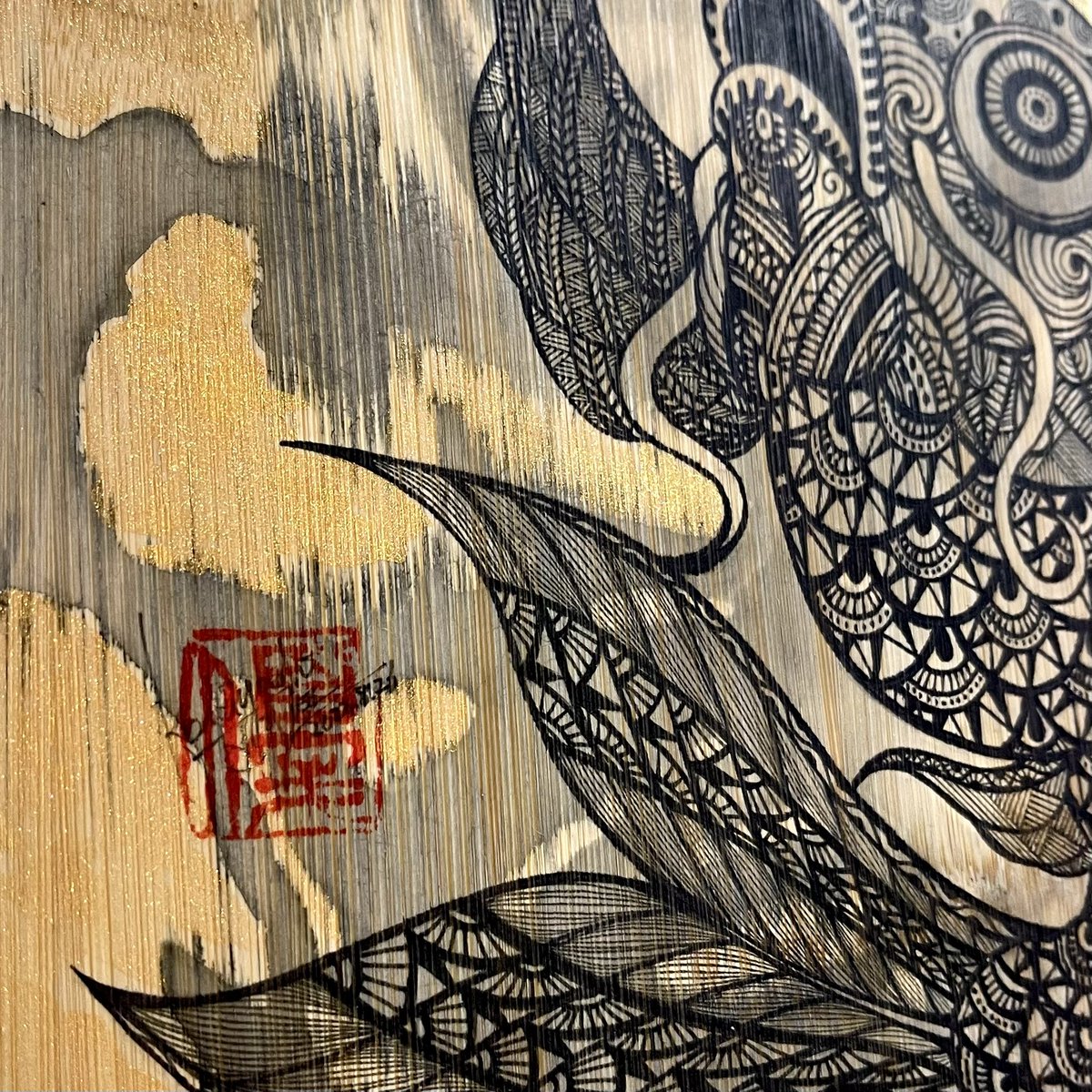 「タイトル:飛鯉サイズ:直径25cm材質:竹使用画材:ミリペン、アクリル価格:¥2」|画家@優太のイラスト