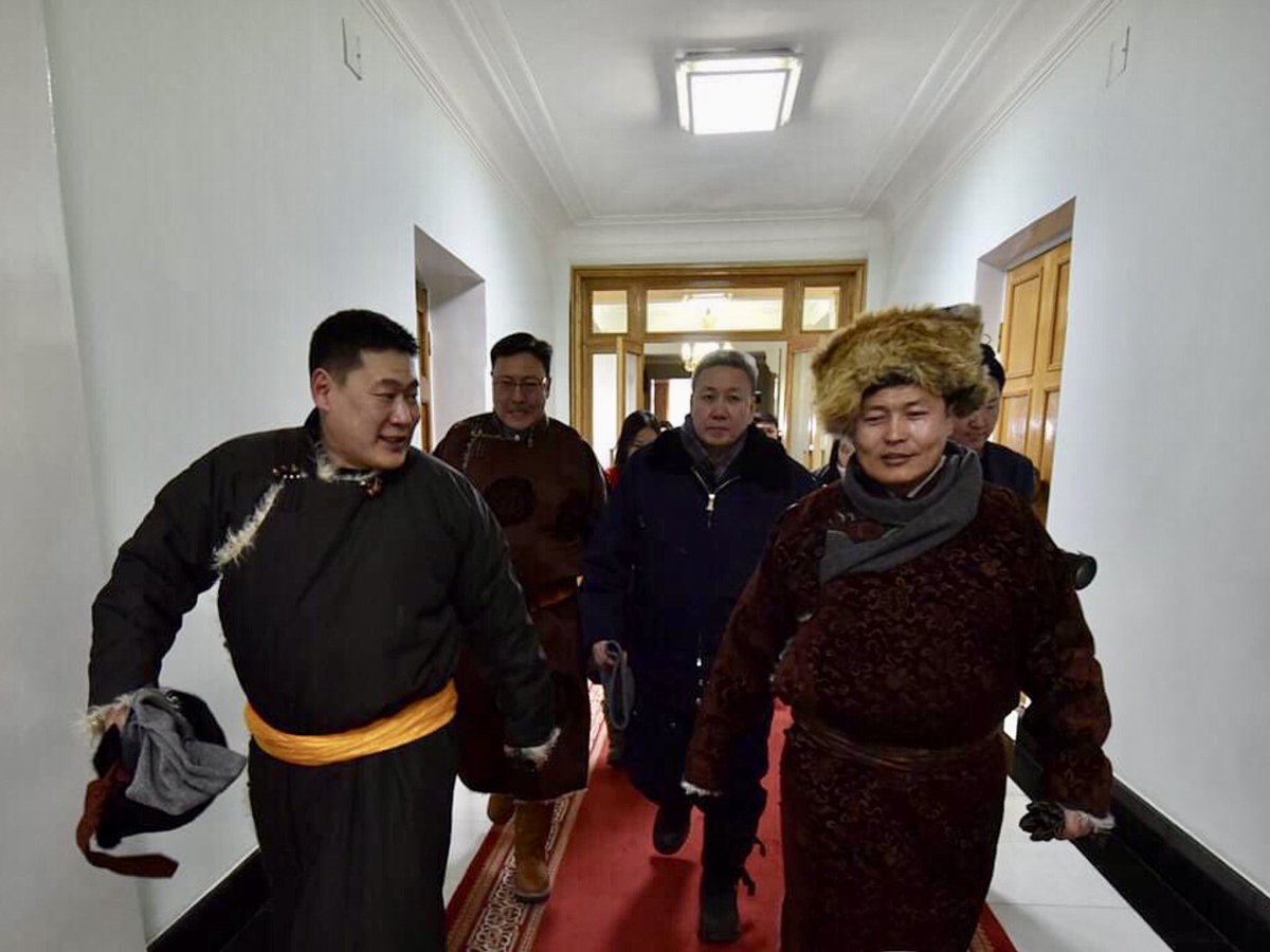 Лав сүүлийн 30 жилд Л.Оюун-Эрдэнэ шиг их эрх мэдэлтэй, их төсөвтэй Ерөнхий сайд байгаагүй. Нүүрсний хулгайтай тэмцэнэ гэхэд нь Монгол даяараа дэмжсэн. Одоо ч дэмжиж байгаа. Гэтэл өөрийгөө ганцаардсан чоно моно ч гэх шиг маанагтаад. Би тэмцээд, шүүх хаацайлаад байна л гэнэ. Хэнийг