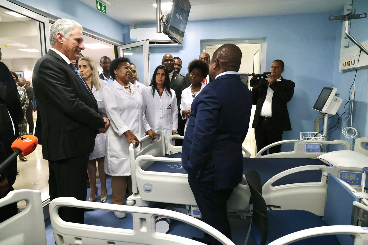 Participamos junto al presidente <a href="/filipe_nyusi/">Presidente Filipe Nyusi</a> en la inauguración de una Clínica para la atención al diabético en Maputo, donde prestan servicios especialistas cubanos.

Este es un ejemplo de lo que ambos países podemos hacer conjuntamente en beneficio de nuestros pueblos.
