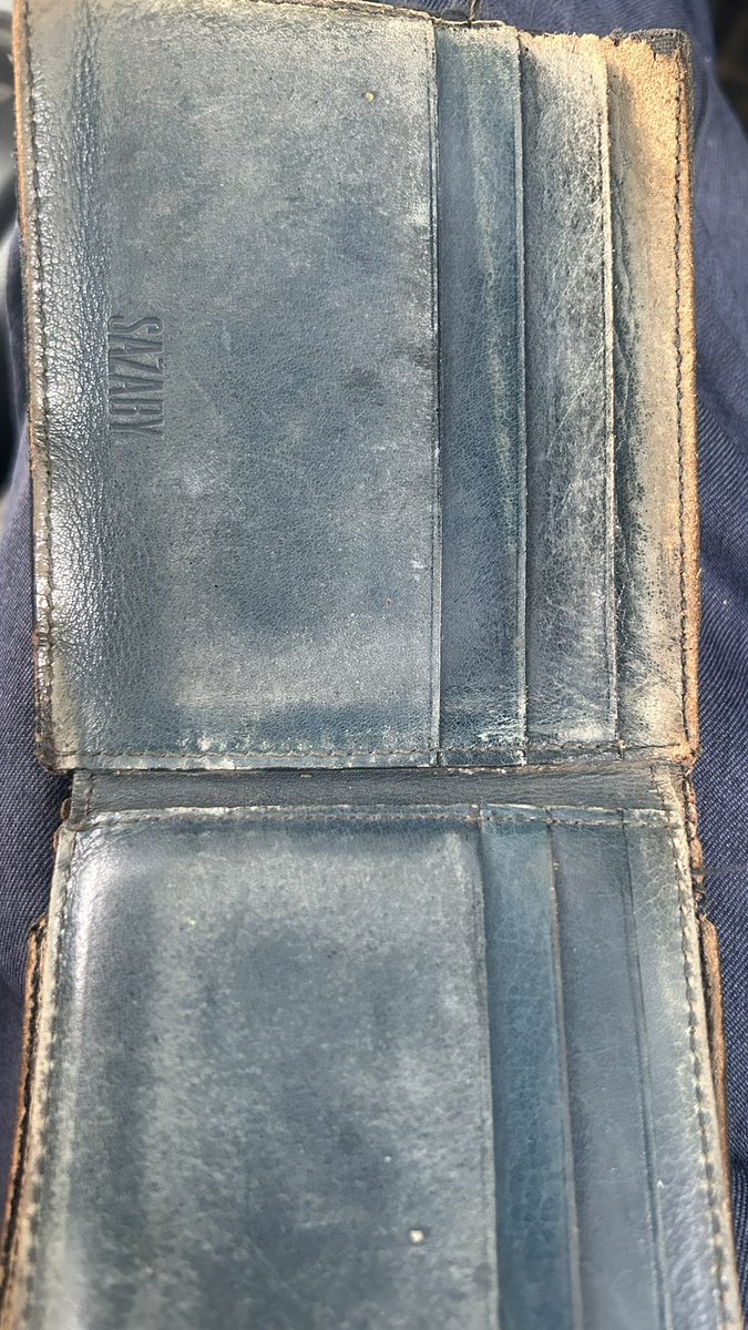 nememu_noko's tweet photo. 【閲覧注意(汚いです)】
30年近く使ったお財布、傷みが激しいので、今日でお疲れさまです
プレゼントでもらってプライベートで使って、ある時期から仕事の時に持ち歩く用にしてました(汚れるのでプライベート用と分けてる)
#サザビー #SAZABY
#お財布 https://t.co/C9m20YVXgE