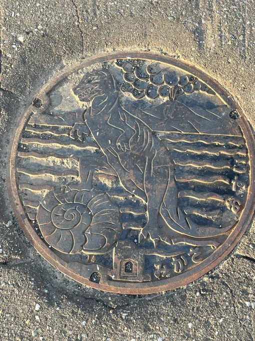 三笠市のマンホールエゾミカサリュウ(当時はティラノサウルスの仲間ではないかとされていたのでこんな感じ)モササウルスの仲間タニファサウルス・ミカサエンシスTaniwhasaurs mikasaensisらしいです。 