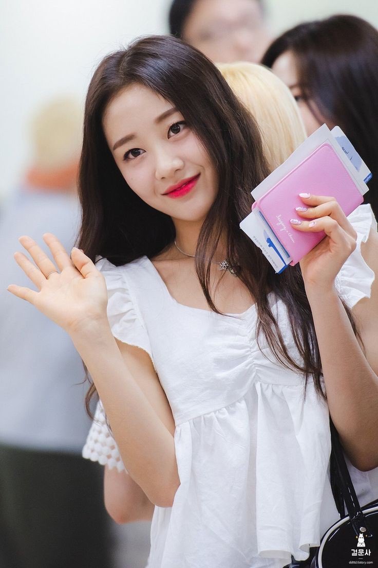 OFCLUMINARY's tweet photo. ᅠ
[🔭] 𝐂𝐚𝐩𝐭𝐮𝐫𝐞 𝐓𝐡𝐞 𝐌𝐨𝐦𝐞𝐧𝐭:
230826 一 LUMINARY’s Activities.

LUMINARY's Hania, Kahiyang and their manager is spotted at Ciputra Artpreneur Theater to support @laufreyr Debut Showcase entitled The Night of Symphony.

#LUMINARY #Hania #Kahiyang   #SerenadeOfLauf
ᅠ https://t.co/1fNlhbndZA